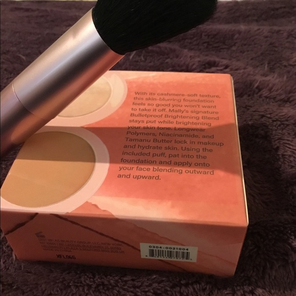 NWT Mally Soft As Silk Powder Foundation & Mally Application Brush - Picture 6 of 8